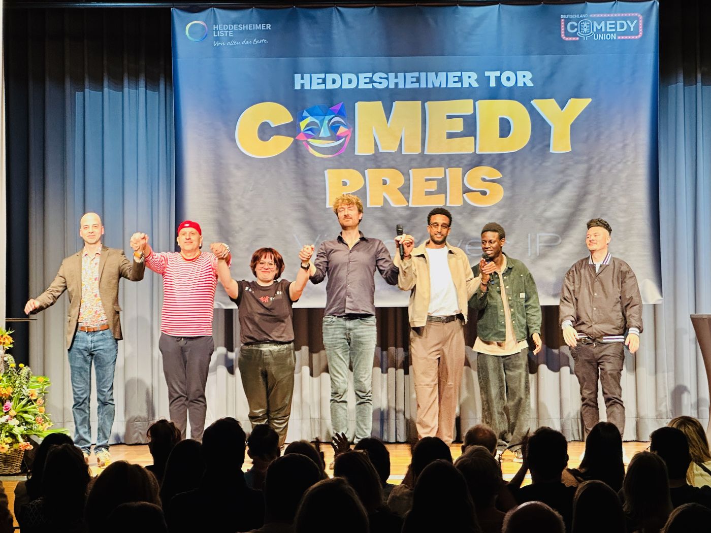 Alle Comedians gemeinsam auf der Bühne