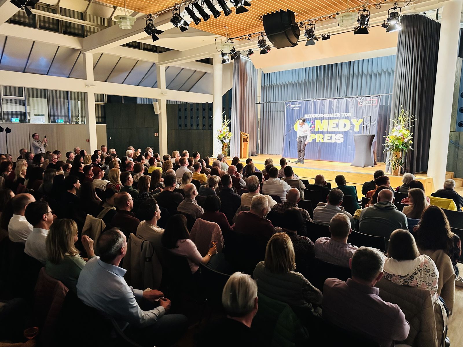 Voller Saal im Bürgerhaus beim Heddesheimer Comedypreis, Blick von hinten zur Bühne