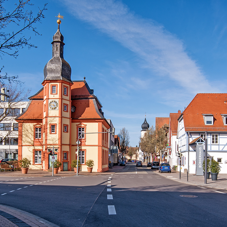 Das Rathaus von Heddesheim mit Uhrturm