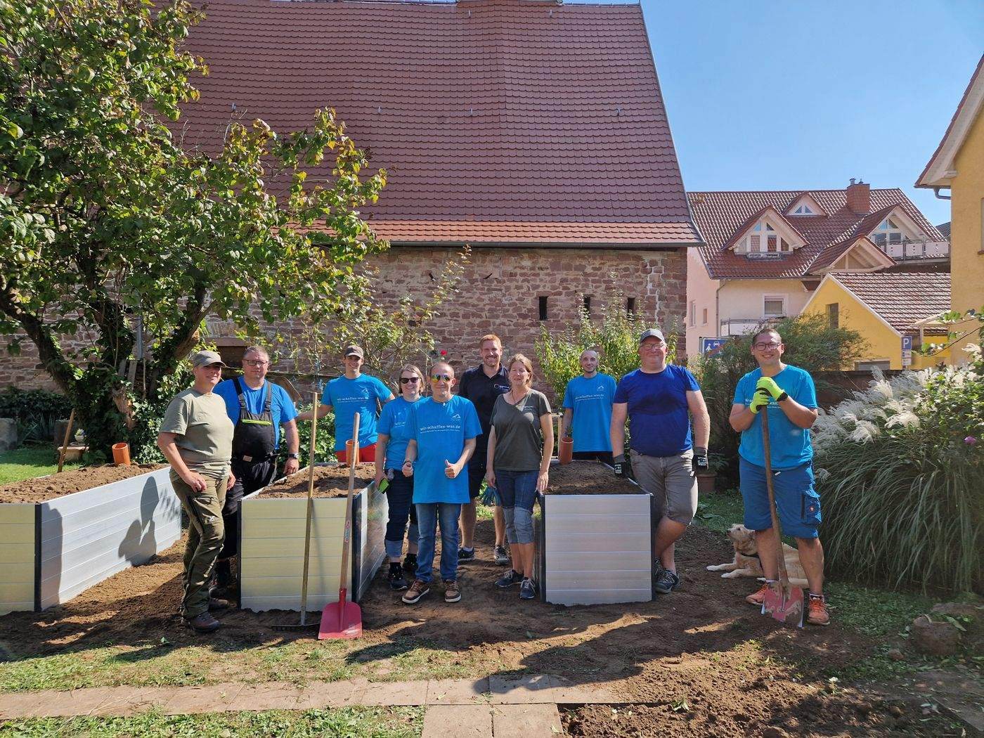 Das Team vor den Hochbeeten