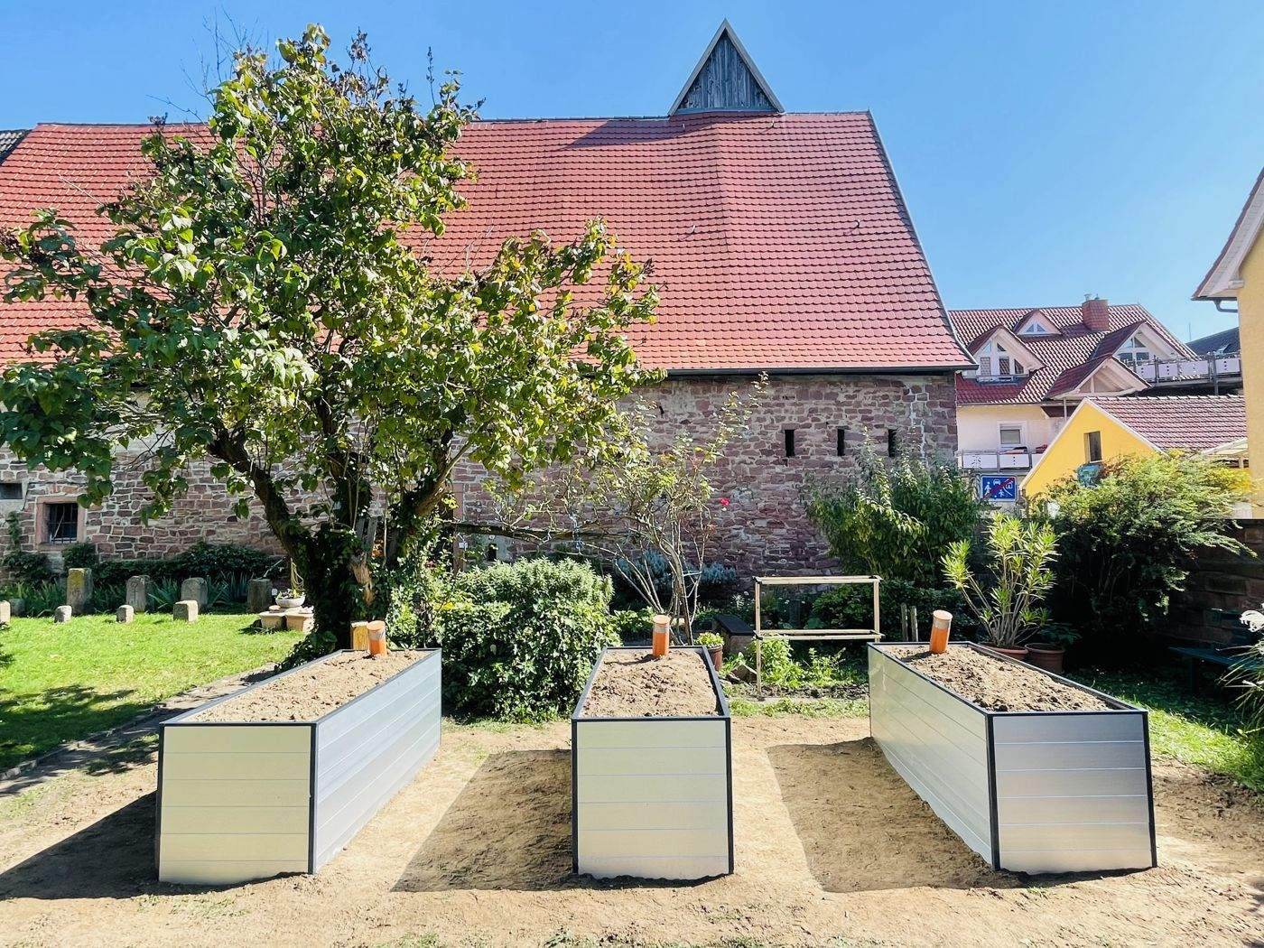 Drei fertige Hochbeete im Schulgarten